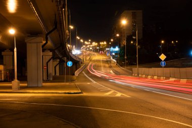Gece, hızlı giden arabaların gece ışıkları.
