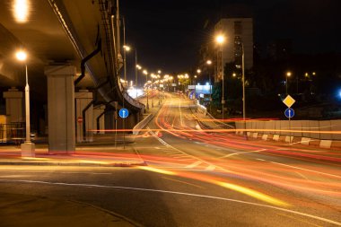 Gece, hızlı giden arabaların gece ışıkları.