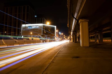 Gece, hızlı giden arabaların gece ışıkları.