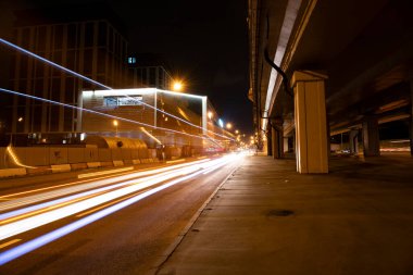 Gece, hızlı giden arabaların gece ışıkları.