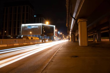 Gece, hızlı giden arabaların gece ışıkları.