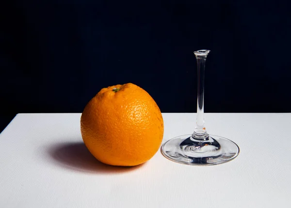 Vida Tranquila Com Uma Laranja Uma Perna Quebrada Copo Fundo — Fotografia de Stock