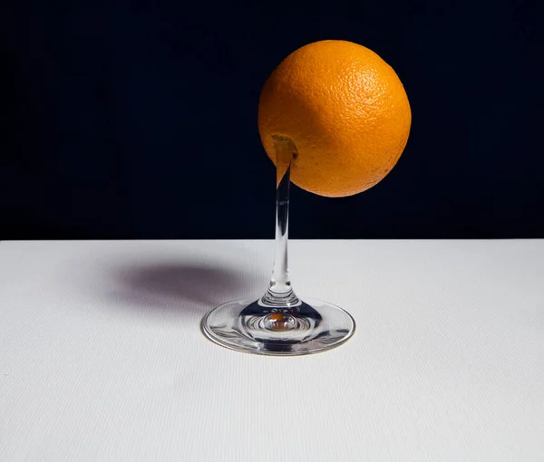 Vida Tranquila Com Uma Laranja Uma Perna Quebrada Copo Fundo — Fotografia de Stock