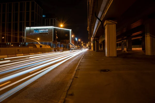 夜に高速道路を走る車の夜間照明は — ストック写真