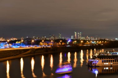 Gece şehrin üzerinde havai fişek gösterisi