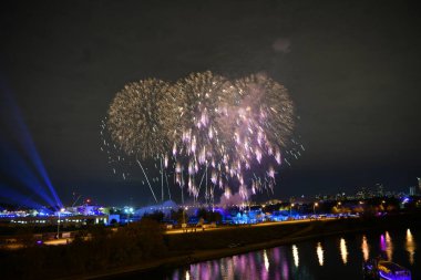 Gece şehrin üzerinde havai fişek gösterisi