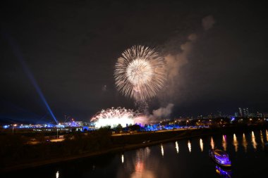 Gece şehrin üzerinde havai fişek gösterisi