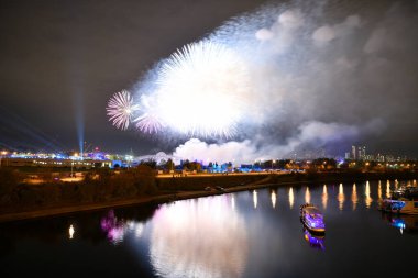 Gece şehrin üzerinde havai fişek gösterisi