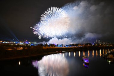 Gece şehrin üzerinde havai fişek gösterisi