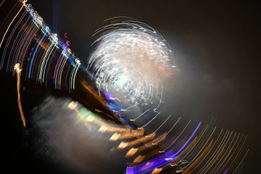 Gece şehrin üzerinde havai fişek gösterisi