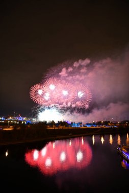 Gece şehrin üzerinde havai fişek gösterisi