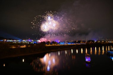 Gece şehrin üzerinde havai fişek gösterisi