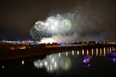 Gece şehrin üzerinde havai fişek gösterisi