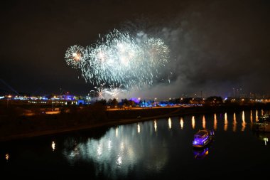 Gece şehrin üzerinde havai fişek gösterisi