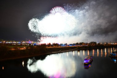 Gece şehrin üzerinde havai fişek gösterisi