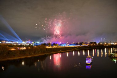 Gece şehrin üzerinde havai fişek gösterisi