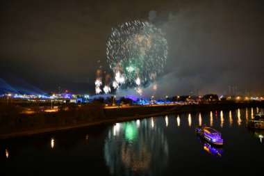 Gece şehrin üzerinde havai fişek gösterisi