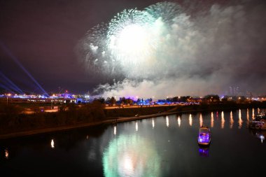 Gece şehrin üzerinde havai fişek gösterisi