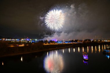 Gece şehrin üzerinde havai fişek gösterisi