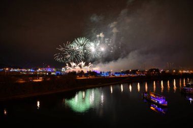 Gece şehrin üzerinde havai fişek gösterisi