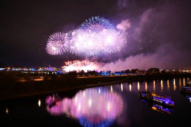 Gece şehrin üzerinde havai fişek gösterisi