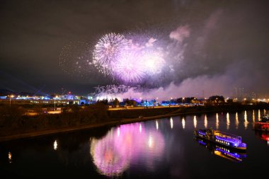 Gece şehrin üzerinde havai fişek gösterisi
