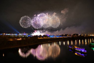 Gece şehrin üzerinde havai fişek gösterisi