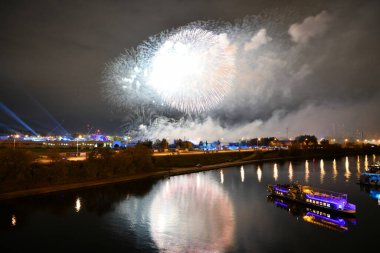 Gece şehrin üzerinde havai fişek gösterisi