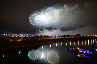 Gece şehrin üzerinde havai fişek gösterisi