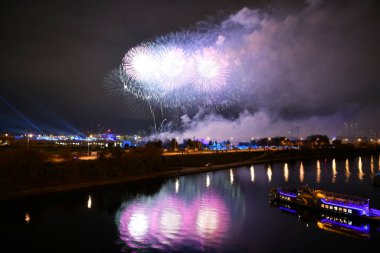 Gece şehrin üzerinde havai fişek gösterisi