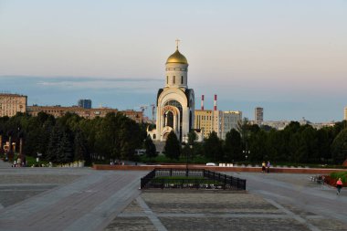 Gece şehrin üzerinde havai fişek gösterisi