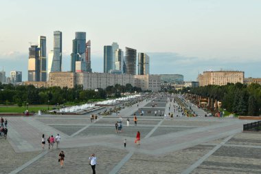 Gece şehrin üzerinde havai fişek gösterisi