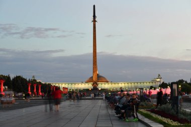 Gece şehrin üzerinde havai fişek gösterisi