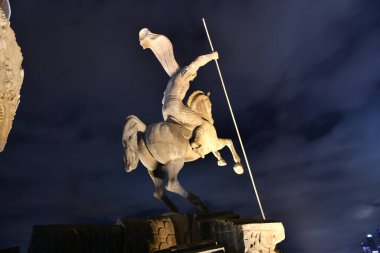 Gece şehrin üzerinde havai fişek gösterisi