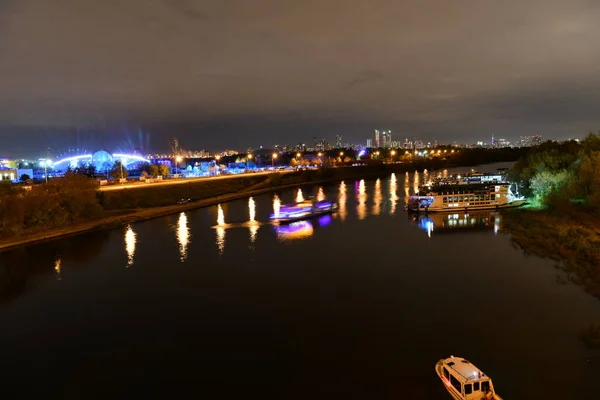 Святковий Феєрверк Над Містом Над Річкою Вночі — стокове фото