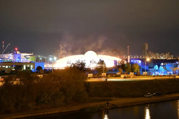 Uroczyste Fajerwerki Nad Miastem Nad Rzeką Nocy — Zdjęcie stockowe