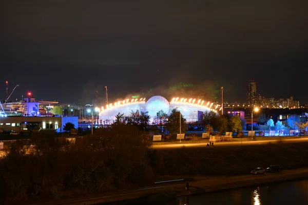 Святковий Феєрверк Над Містом Над Річкою Вночі — стокове фото