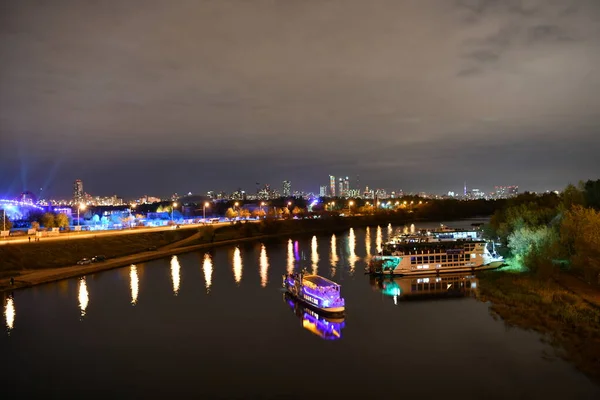 Святковий Феєрверк Над Містом Над Річкою Вночі — стокове фото