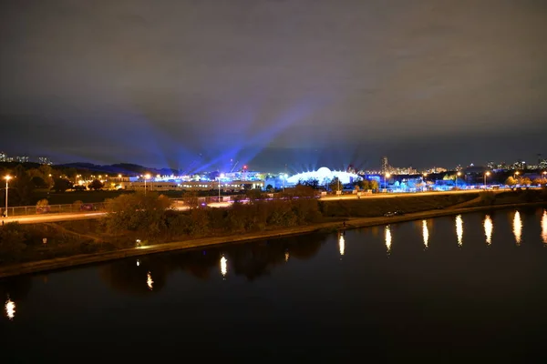 Festliches Feuerwerk Über Der Stadt Fluss Der Nacht — Stockfoto