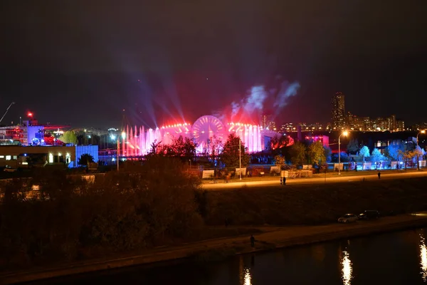 Focuri Artificii Festive Peste Oraș Peste Râu Noaptea — Fotografie, imagine de stoc