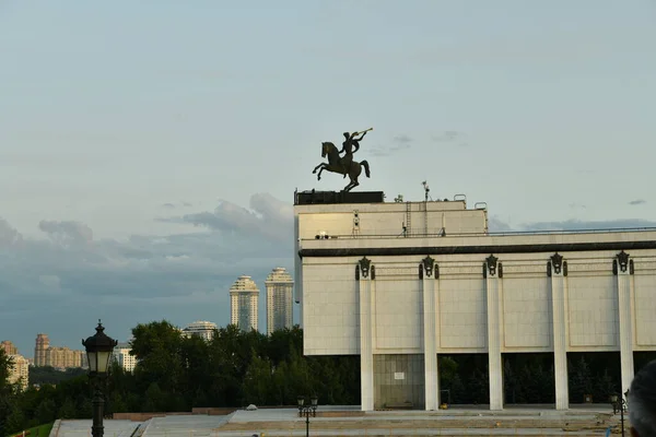 Святковий Феєрверк Над Містом Над Річкою Вночі — стокове фото