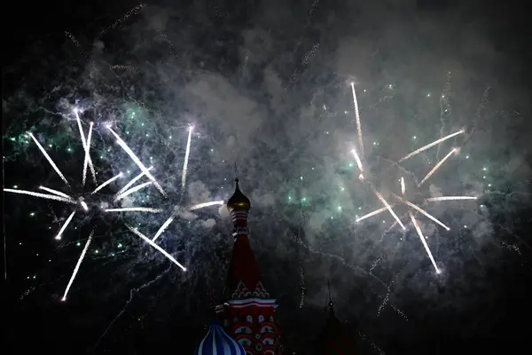 Fuegos Artificiales Festivos Sobre Ciudad Sobre Río Por Noche — Foto de Stock