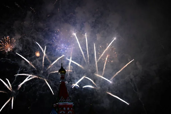 夜になると川を渡って街中で花火が打ち上げられ — ストック写真