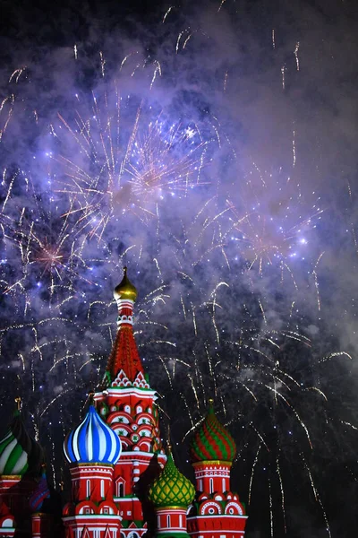 Festliches Feuerwerk Über Der Stadt Fluss Der Nacht — Stockfoto