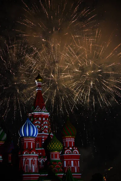Ünnepi Tűzijáték Város Felett Folyó Felett Éjszaka — Stock Fotó