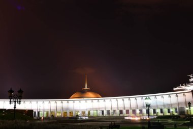 Gece şehrin üzerinde havai fişek gösterisi