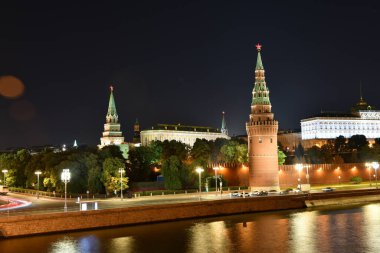 Gece şehrin üzerinde havai fişek gösterisi