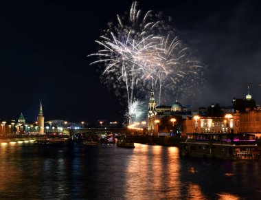 Gece şehrin üzerinde havai fişek gösterisi