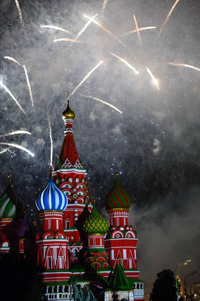 Festliches Feuerwerk Über Der Stadt Fluss Der Nacht — Stockfoto