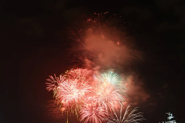 Festliches Feuerwerk Über Der Stadt Fluss Der Nacht — Stockfoto